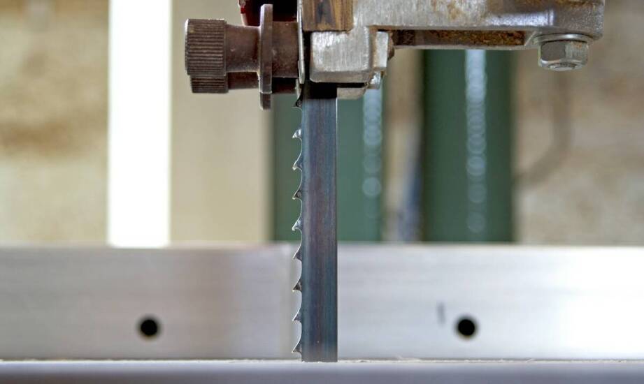 Jakie techniczne parametry są kluczowe przy wyborze gilotyny do prętów?