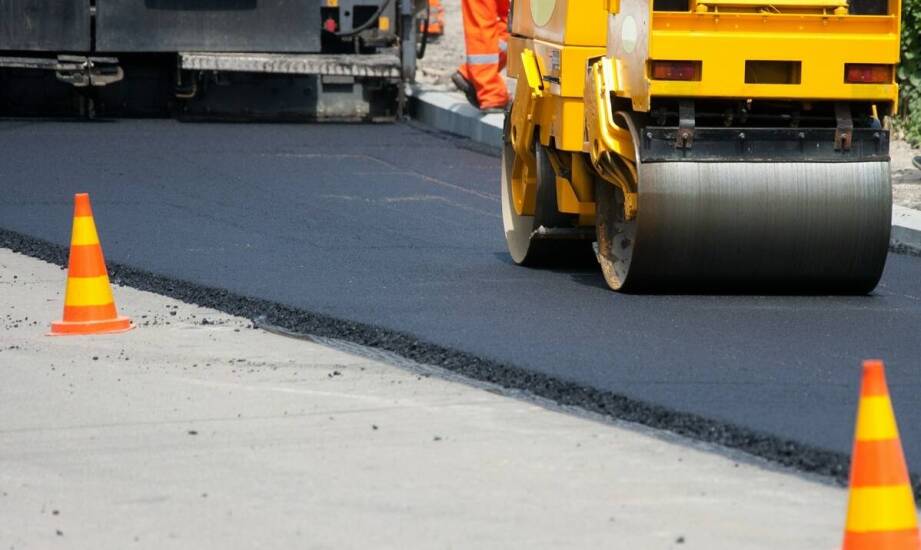 Jakie są zalety wynajmu sprzętu budowlanego do prac brukarskich?