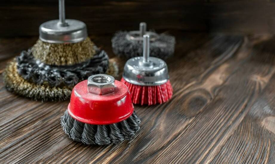 Jakie są kluczowe aspekty współpracy z uznanym producentem szczotek?