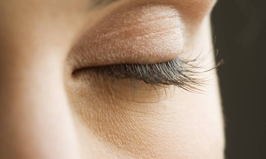 Jakie są koszty zabiegów na opadającą powiekę i czy warto w nie zainwestować?