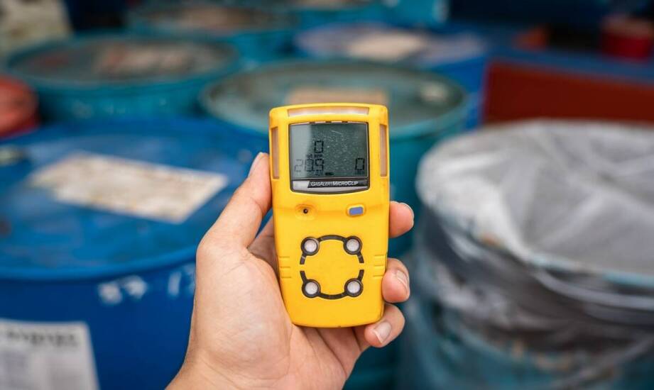 Jakie są kluczowe funkcje detektorów gazu w miejscach pracy?