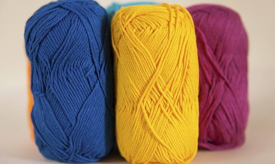 Jak łączyć tweedową włóczkę z innymi materiałami w projektach?