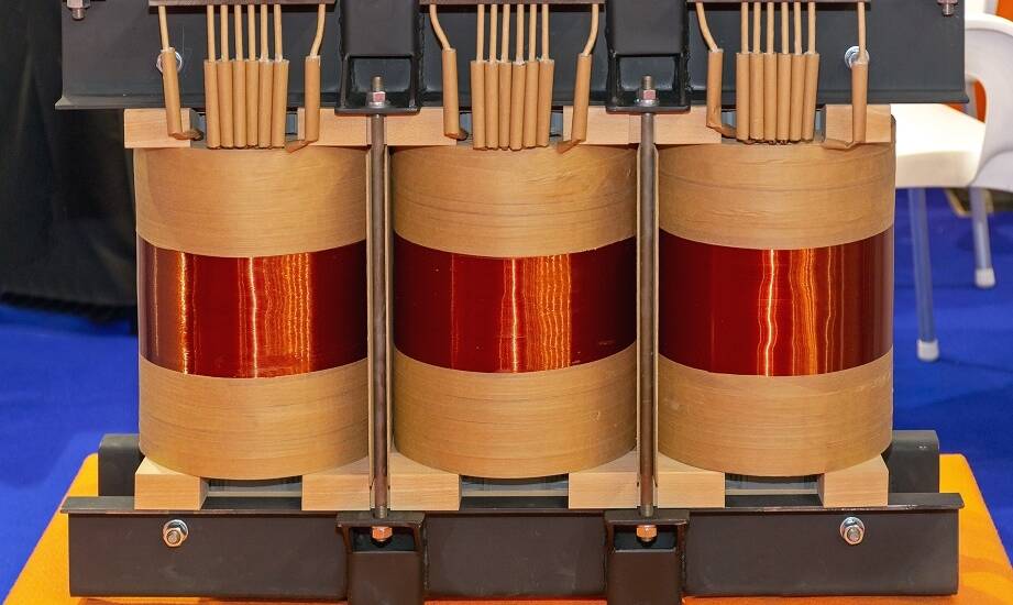 Jak wdrażać systemy do kompensacji mocy biernej w przedsiębiorstwach?