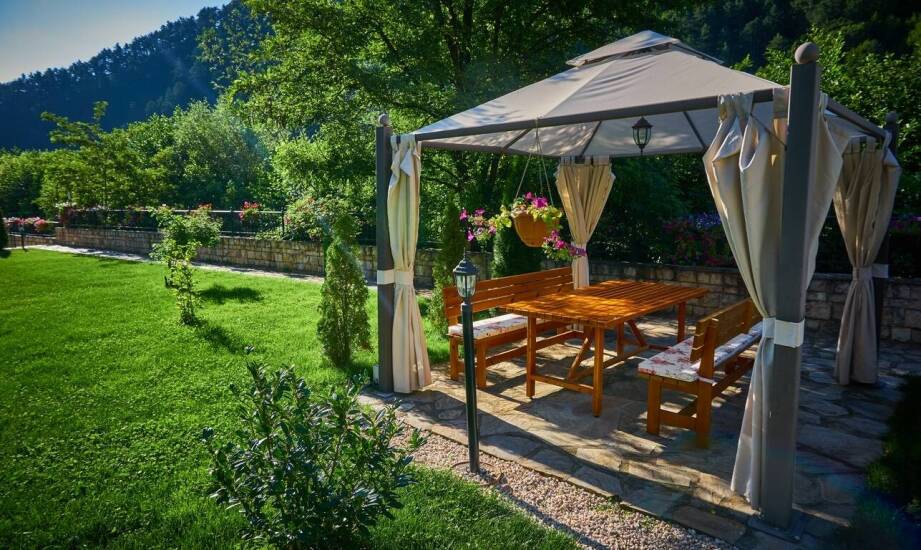 Jak ogrodowe altanki mogą zastąpić tradycyjne miejsca wypoczynku na świeżym powietrzu?