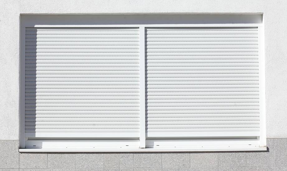 Jakie korzyści niesie zintegrowanie okiennych kurtyn przeciwpożarowych z systemami alarmowymi?