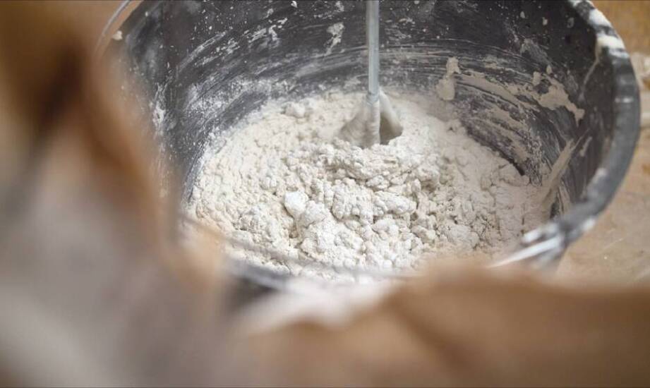 Jakie chemiczne modyfikatory stosuje się w produkcji materiałów budowlanych?