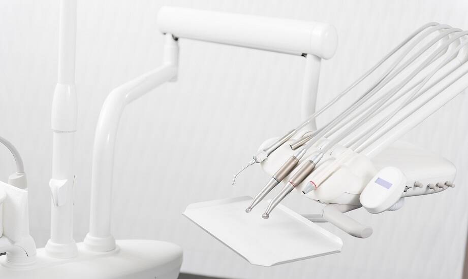 Jakie wyposażenie stanowi podstawę funkcjonowania dentystycznych gabinetów?