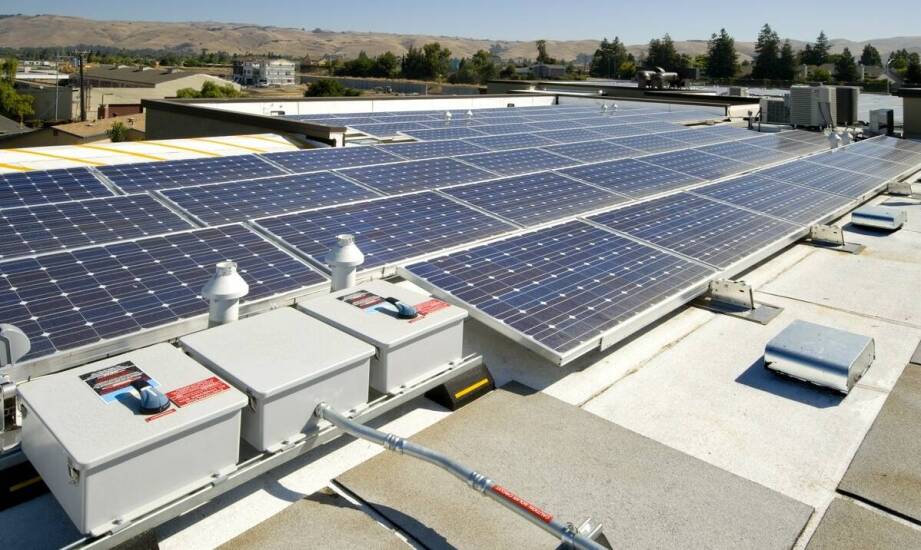 Jak instalacja fotowoltaicznych paneli wspiera zrównoważony rozwój firm?