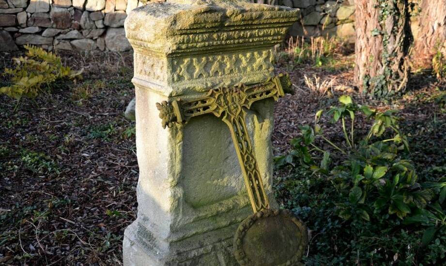 Styl i funkcja krzyży na pomniku – jak połączyć te dwa aspekty?