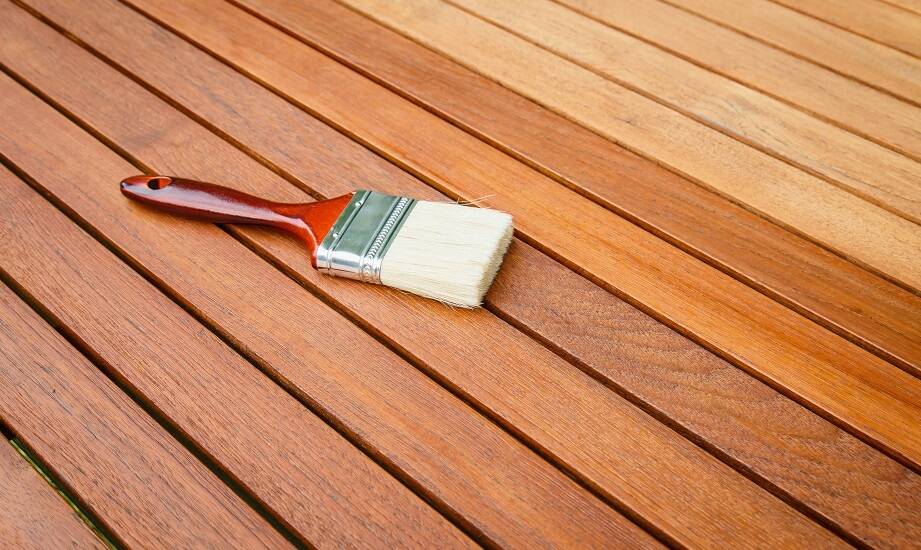 Jakie właściwości powinna mieć olejowa powłoka na drewnianych tarasach?