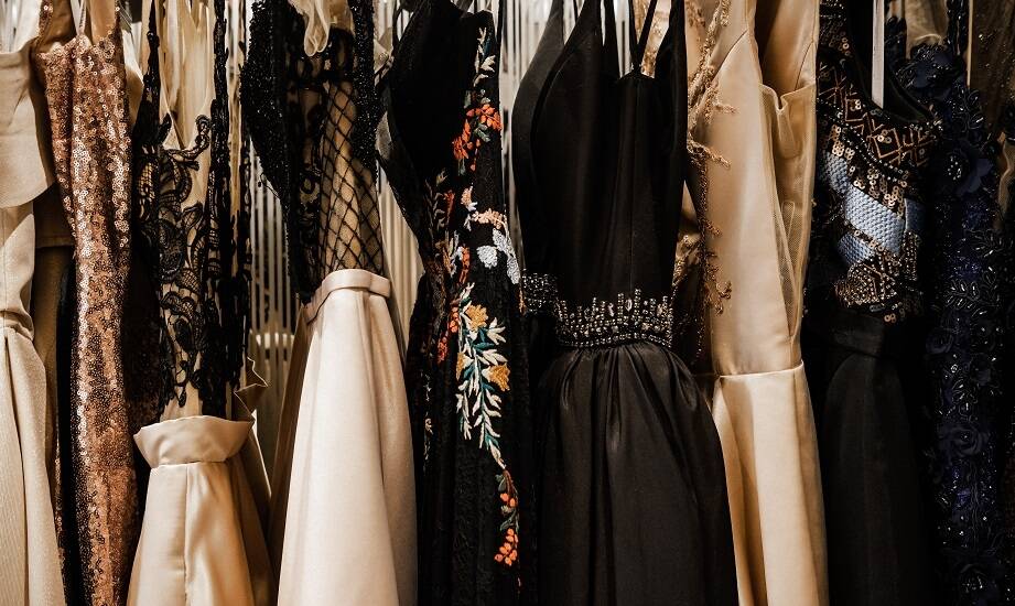 Stylizacje na specjalne okazje: wybieramy sukienki wieczorowe