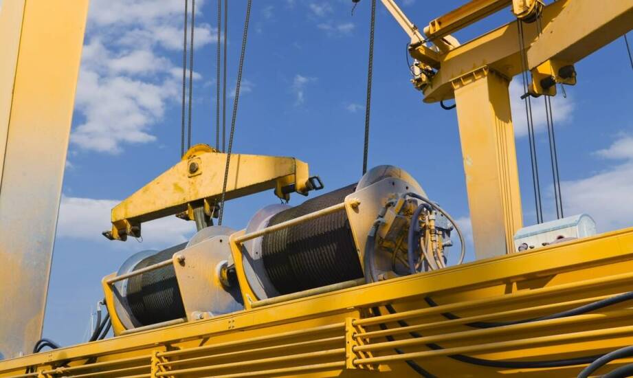 Jakie korzyści daje adaptacja suwnic do specyficznych warunków pracy?