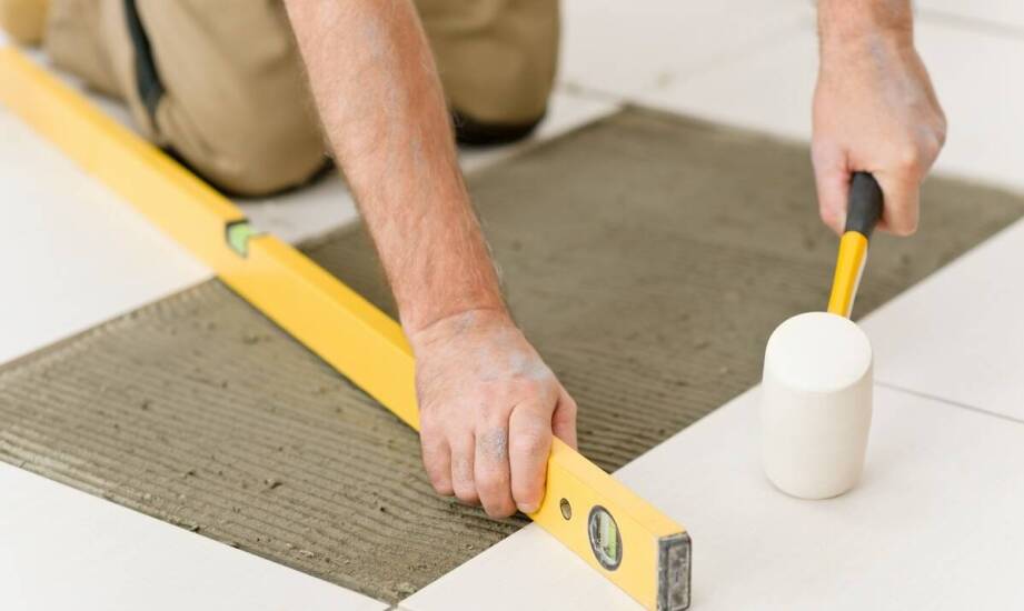 Jak specjaliści radzą sobie z układaniem glazury na nierównych powierzchniach?