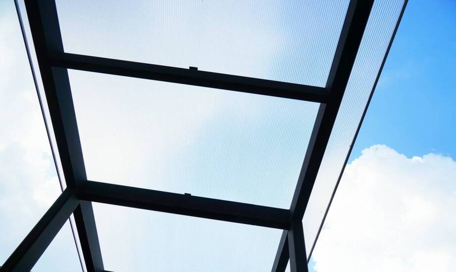 Jak poliwęglanowe świetliki dachowe mogą poprawić komfort pracy w przestrzeniach biurowych?