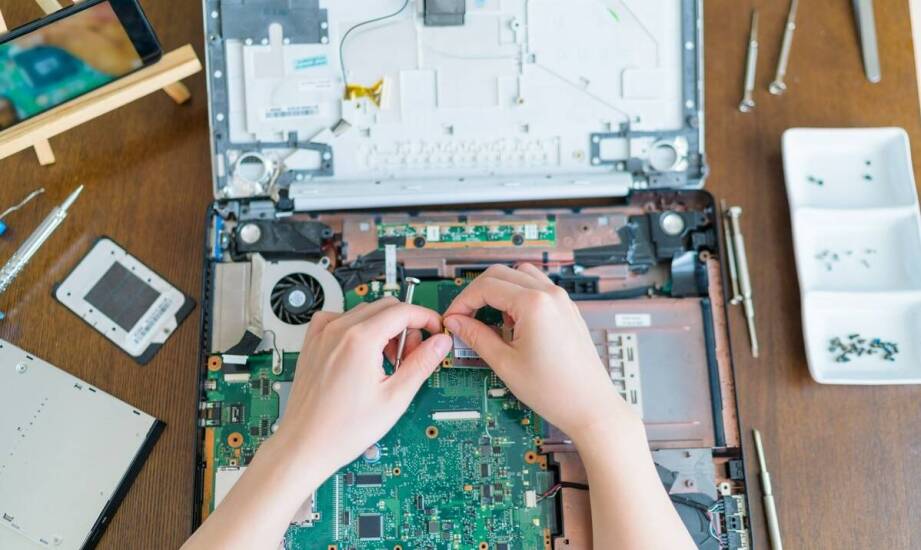 Jakie są korzyści płynące z naprawy laptopa zamiast kupowania nowego sprzętu?