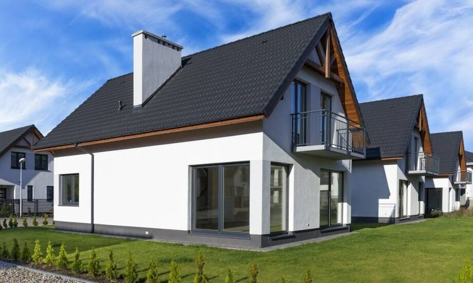 Jakie zalety mają domy na sprzedaż z tarasami i ogródkami?