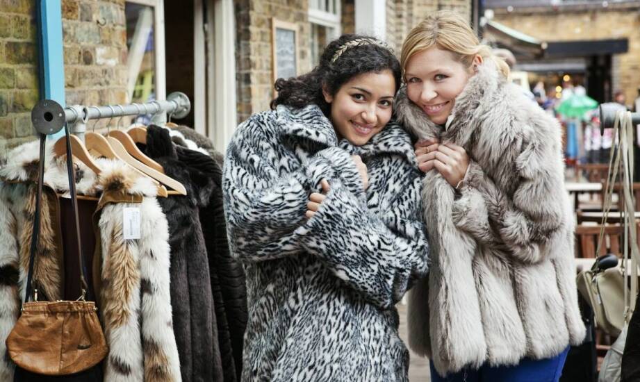 Damskie kurtki z futrzanym kołnierzem – elegancja i ciepło w jednym