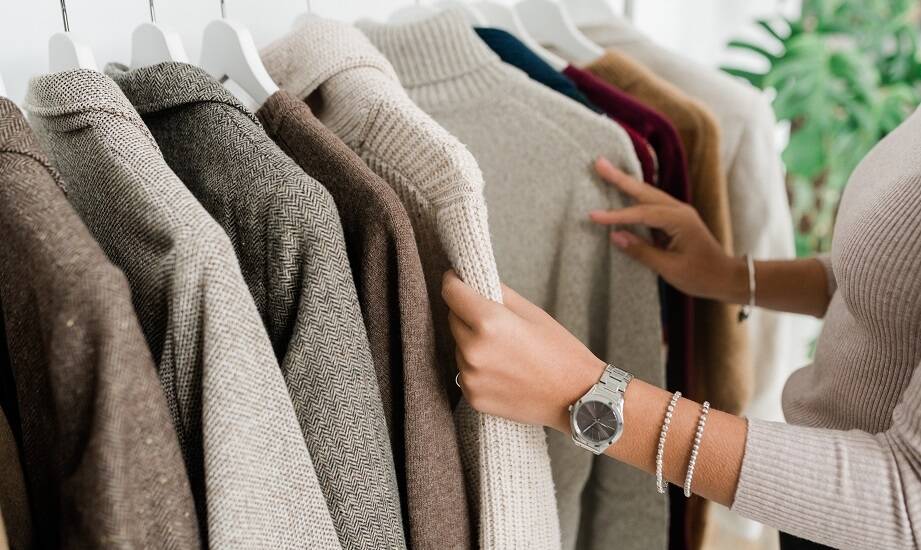 Jak wybrać damskie ciepłe swetry na chłodne dni?
