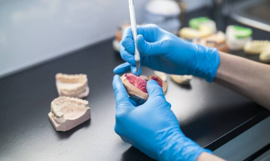 Jakie są zalety posiadania własnej pracowni do wkładek usznych?