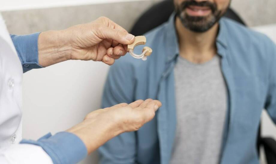 Proces dopasowania aparatu słuchowego – co obejmuje i dlaczego jest ważny?