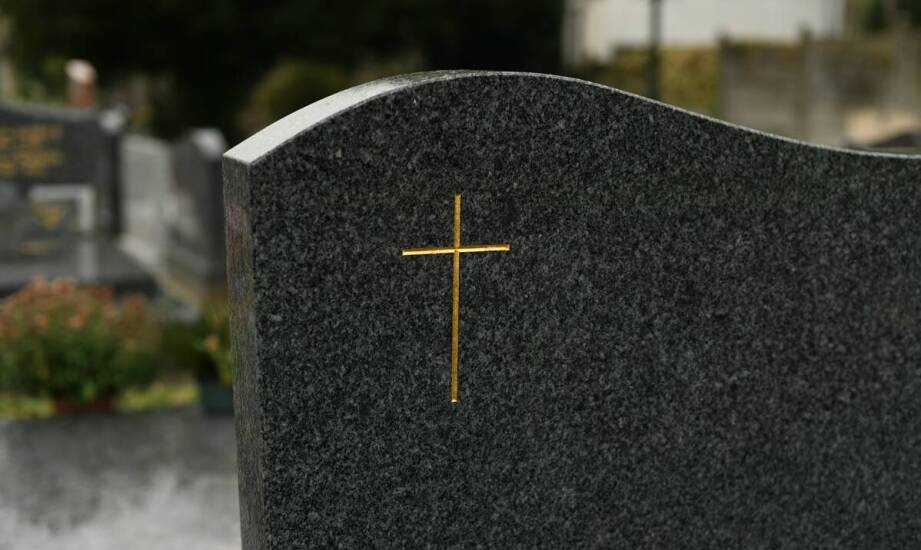 Wykorzystanie granitu w tworzeniu trwałych napisów na nagrobkach