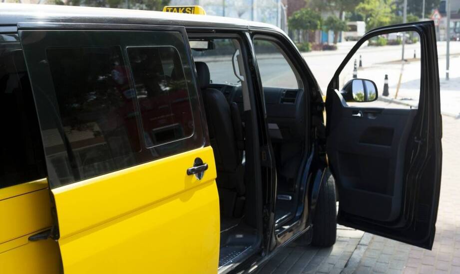 Jak tanio taxi w Kielcach obsługuje transport na lotniska?
