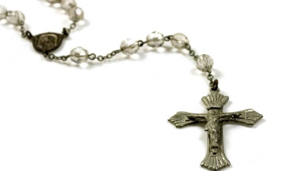 Różaniec jako element biżuterii: jak łączyć modę z duchowością
