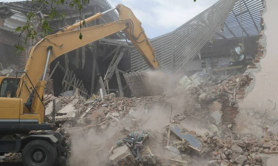 Jakie są wyzwania przy wyburzeniach wielokondygnacyjnych budynków?