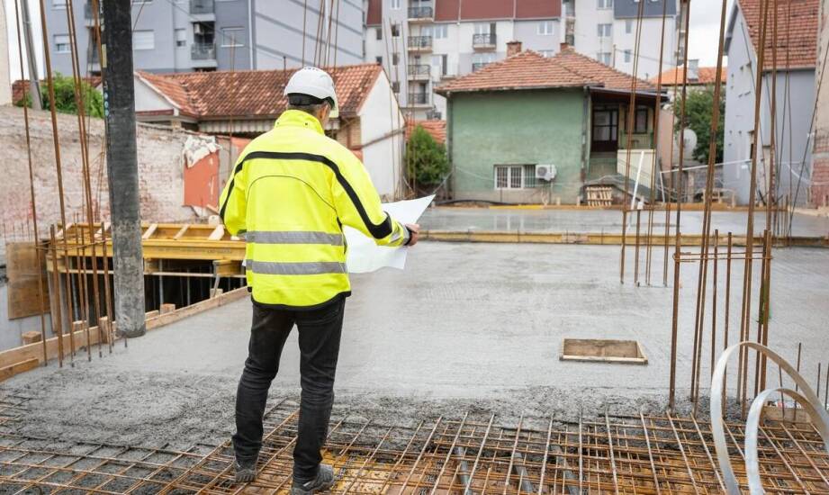 Jak odpowiednia konstrukcja wpływa na bezpieczeństwo domów w pobliżu Warszawy?