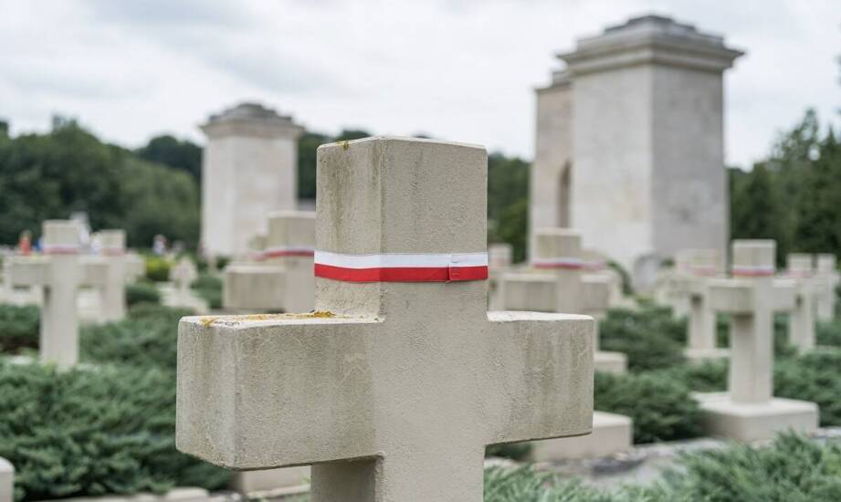 Jakie znaczenie ma wybór zniczy i krzyży w ceremoniach pogrzebowych?