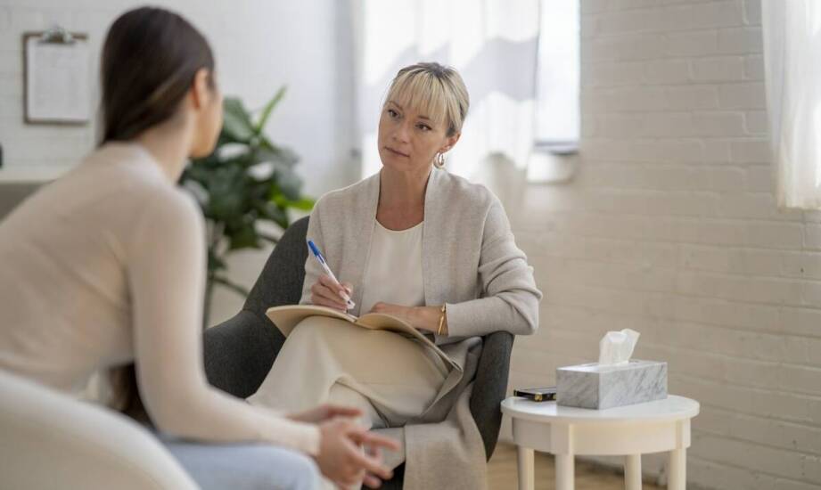 Psychoterapeuta w Warszawie: Jak terapia pomaga radzić sobie z lękami?