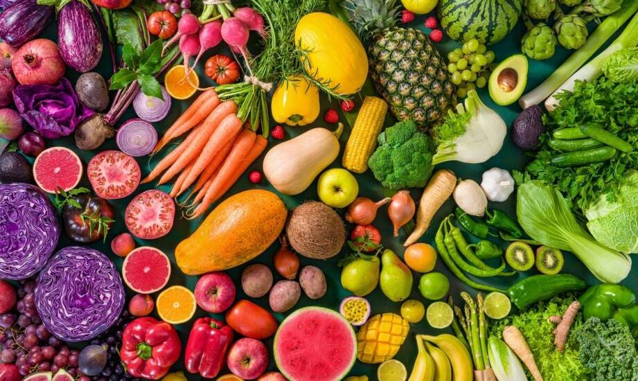 How does a wholesale fruit & vegetable distributor support reducing food waste in gastronomy?