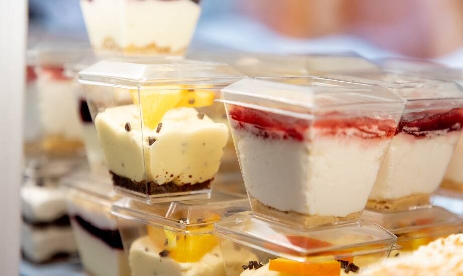 Wybór odpowiednich opakowań do deserów – co oferują hurtownie?