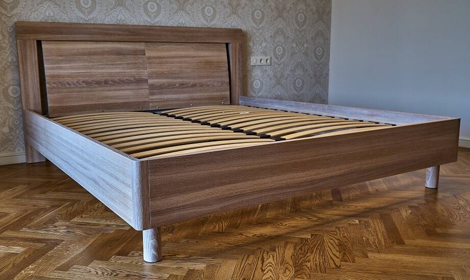 Zalety drewnianych łóżek 180x200 w aranżacji sypialni