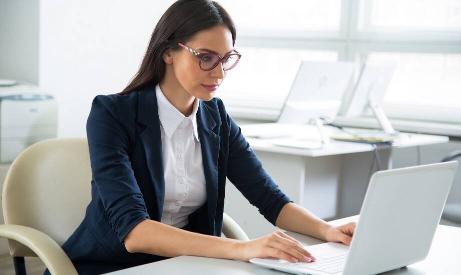 Jak korzystać z naszej platformy do szkoleń BHP dla biurowych pracowników?