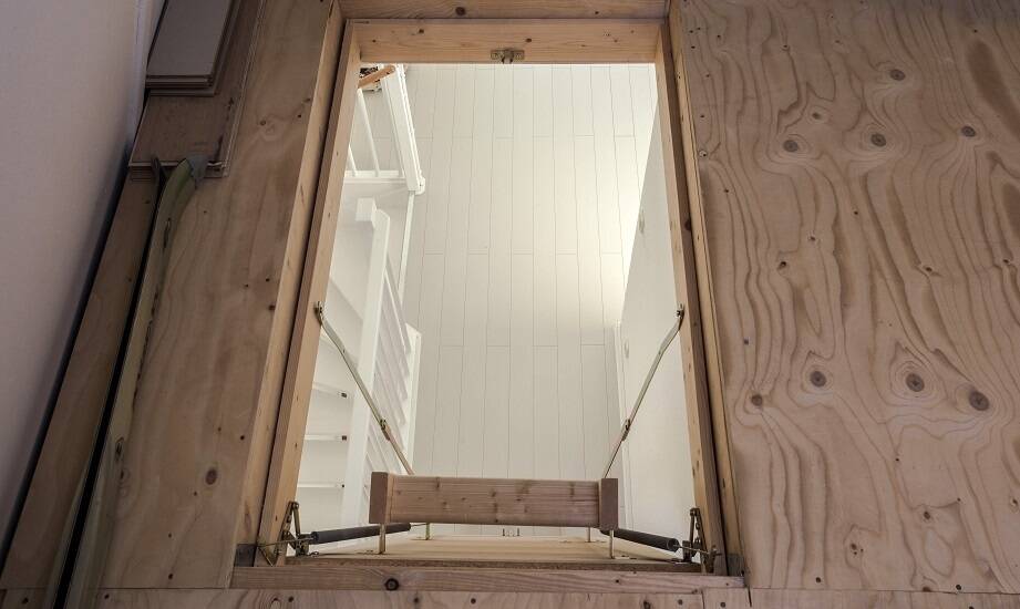 Schody strychowe w nowoczesnym stylu – pomysły i inspiracje