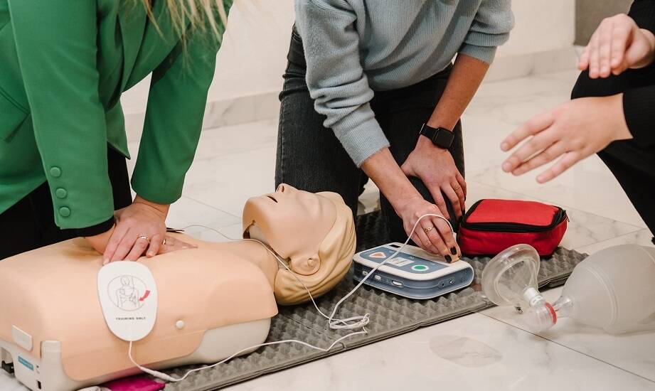 Jak szkolenie z pierwszej pomocy w Gdyni podnosi poziom bezpieczeństwa publicznego?