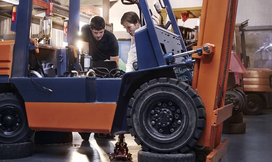 Jak naprawcze zestawy mogą wpłynąć na efektywność pracy transportowych maszyn?