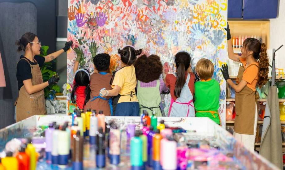 Jakie manualne umiejętności rozwijają się dzięki naszym artystycznym zajęciom?