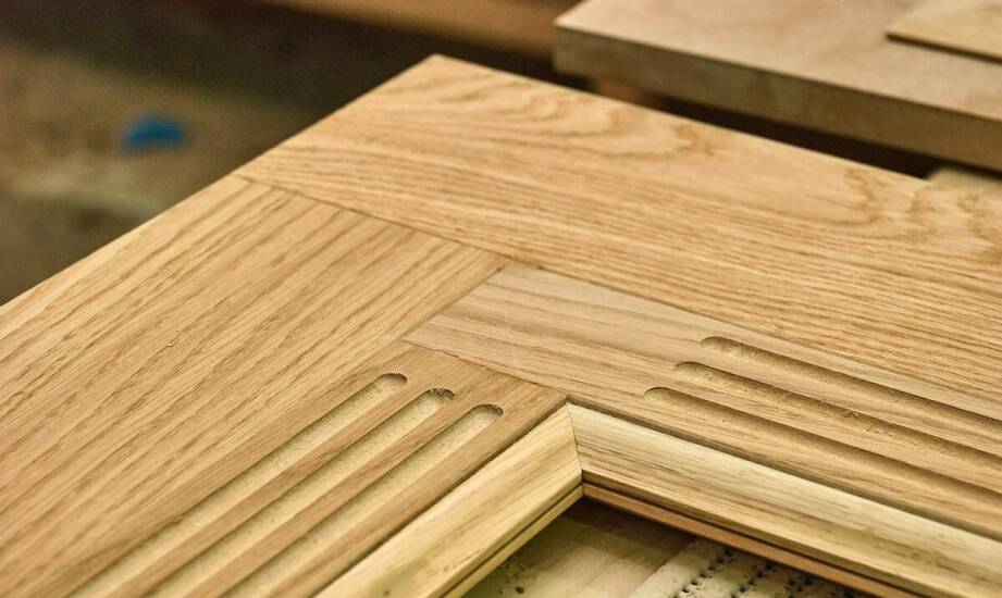 Jak sezonowane drewno wpływa na jakość mebli wykonywanych na zamówienie?