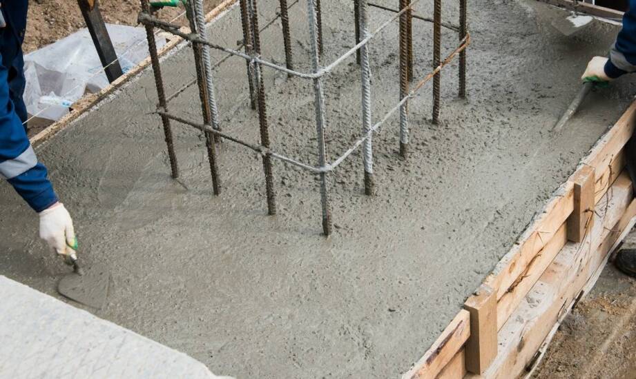 Szalunkowe deski jako istotny element przy wylewaniu betonowych schodów