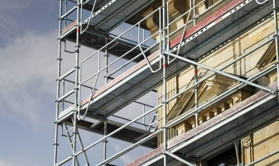 Porównanie wynajmu aluminiowych i stalowych rusztowań – co wybrać?