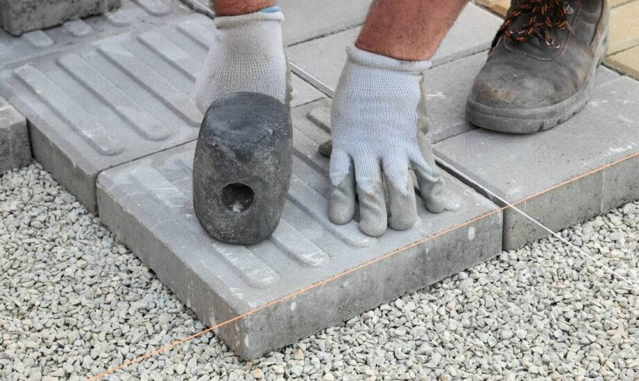 Jak dobrać odpowiednią betonową płytę na podjazd do specyfiki terenu?