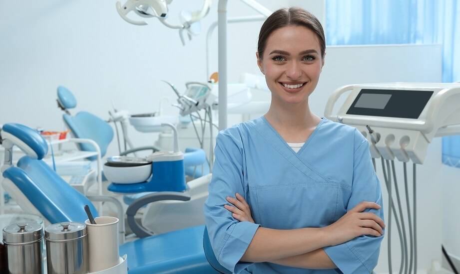 Jak komunikatywność wpływa na jakość pracy stomatologicznej asystentki?