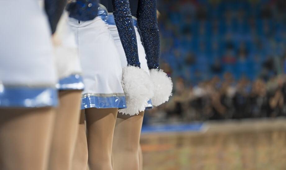 Jak występy cheerleaderek podnoszą atmosferę na sportowych wydarzeniach?