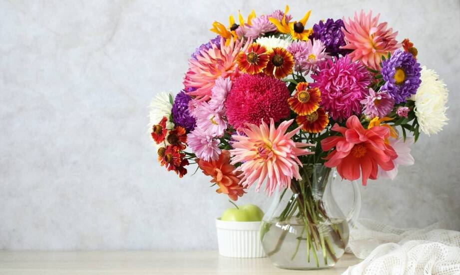 Kwiaty w szkle - jak zaskoczyć gości niebanalnym wystrojem wnętrz