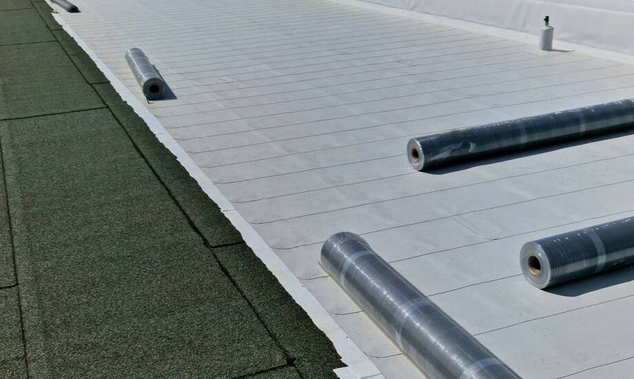 Jakie materiały uzupełniające stosować w połączeniu ze styropianem na płaskie dachy?