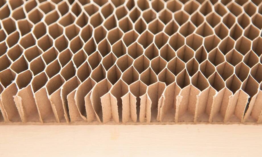 Wytrzymałość i lekkość: zalety tekturowych opakowań o strukturze plastra miodu