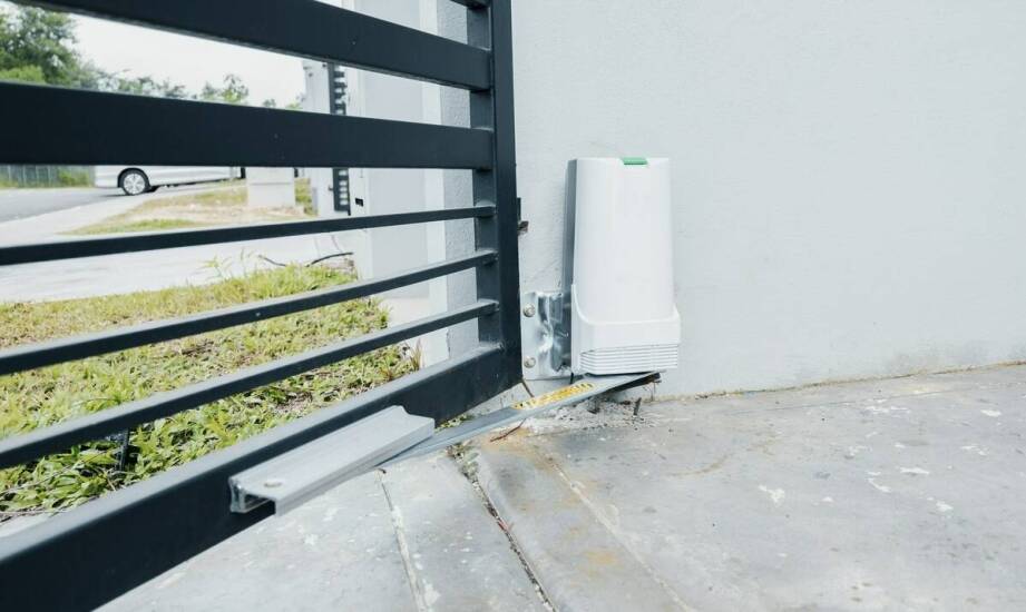 Automatyzacja bram i ogrodzeń – jak zapewnić sobie komfort i bezpieczeństwo?