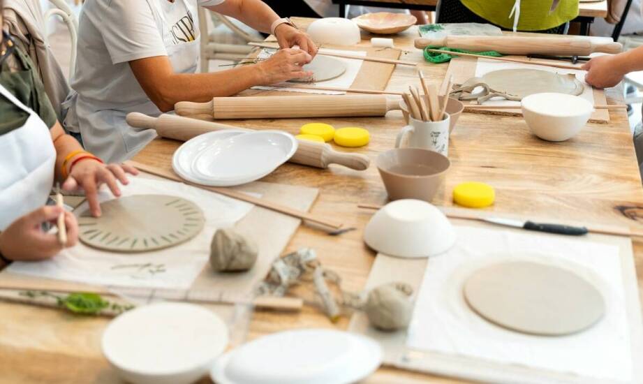 Poznaj techniki zdobienia ceramiki na warsztatach dla początkujących.